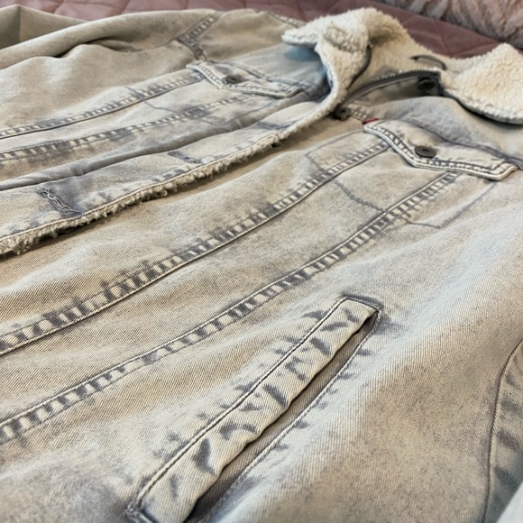 Levi's Washed Cotton Sherpa Trucker Jacket - Picture 2 of 15